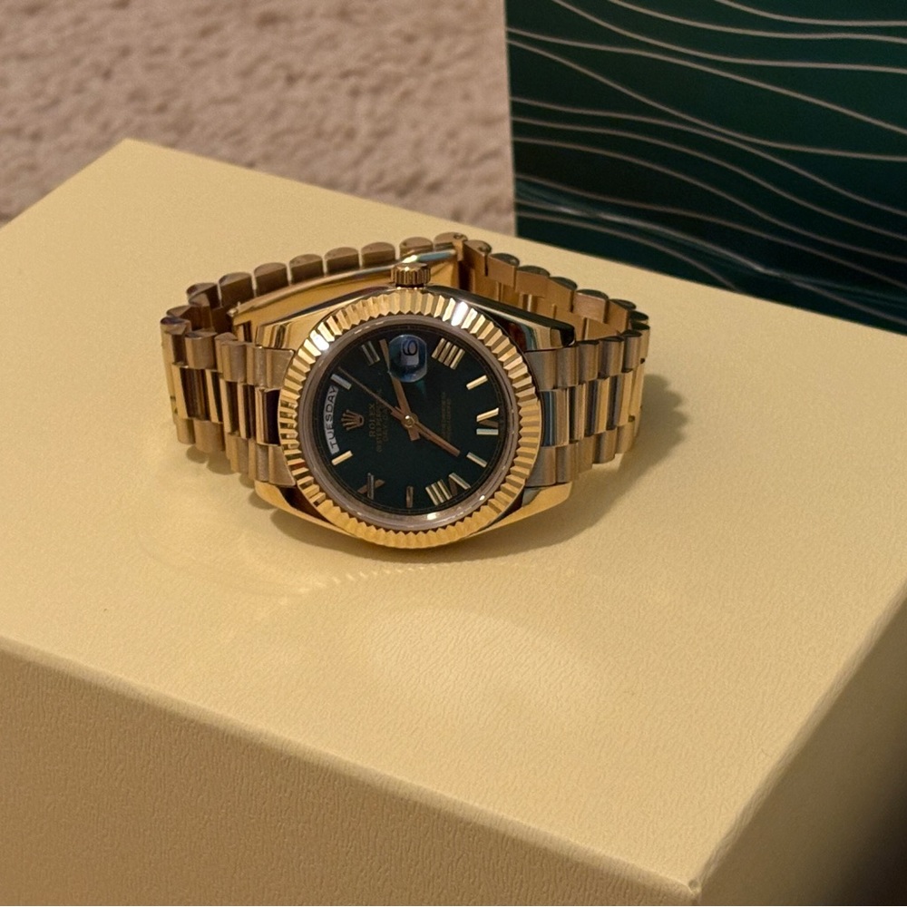 Elegant Gold Men's Watch with Black Dial